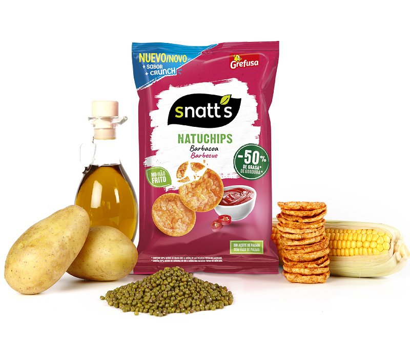 Bodegón integrado por una bolsa de Snatt’s y productos naturales como aceite, patatas y maíz