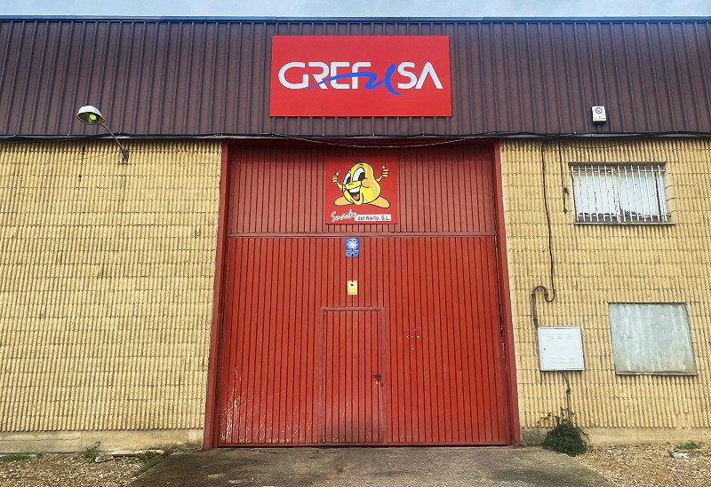 fachada de las instalaciones de Snacks del Norte con el logo de Grefusa